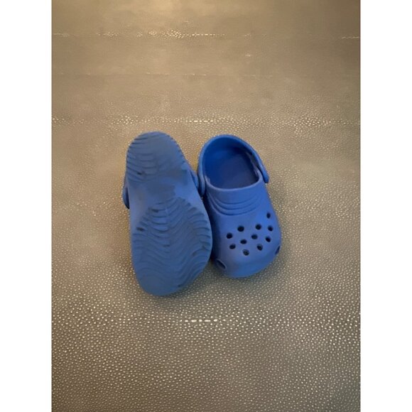 Blue toddler crocks size 6/7 good used condition - Picture 2 of 3